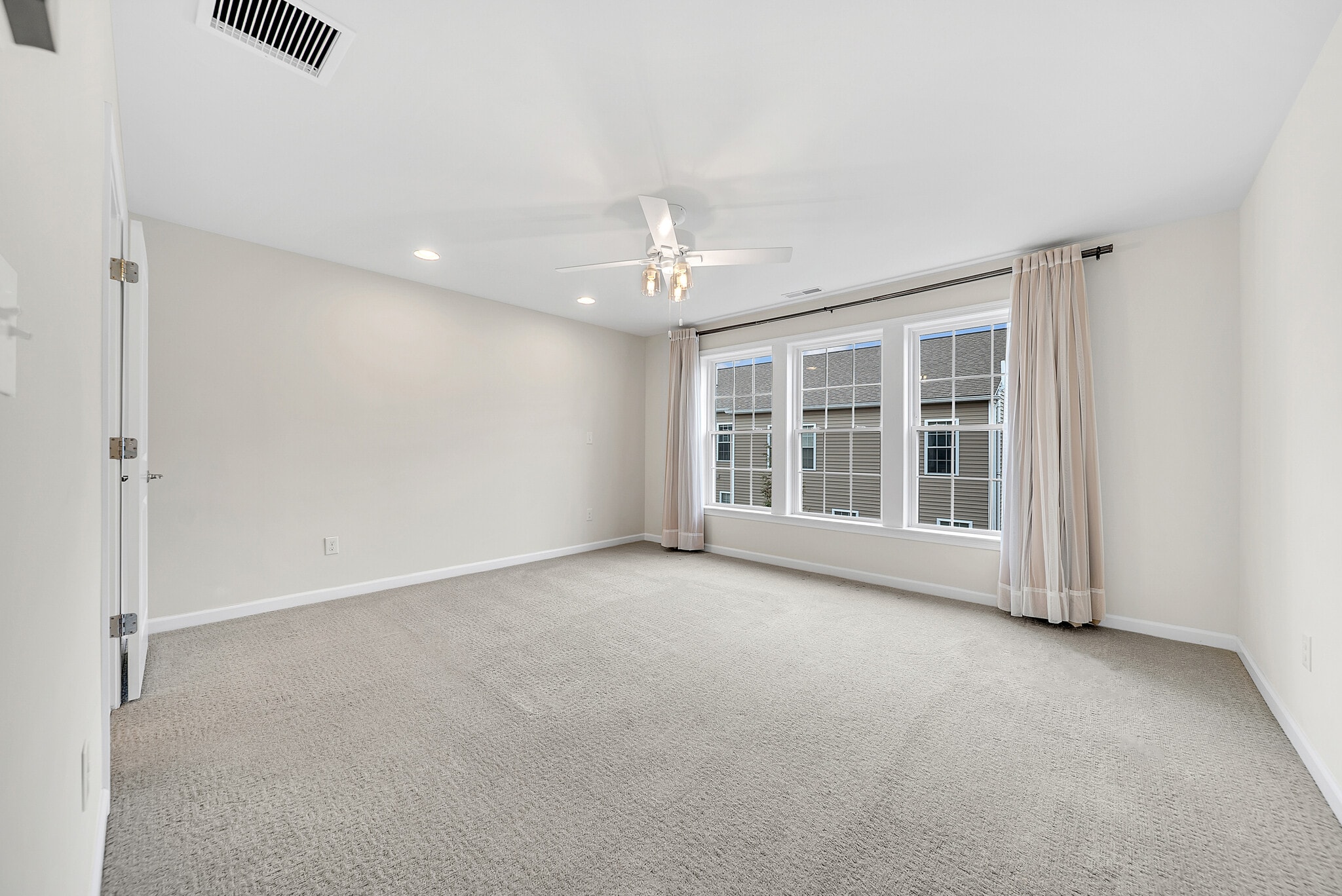 Building Photo - 5 Chestnut Crk