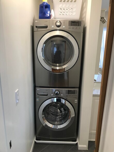 En Suite Wash/Dry - 9 Tyler St