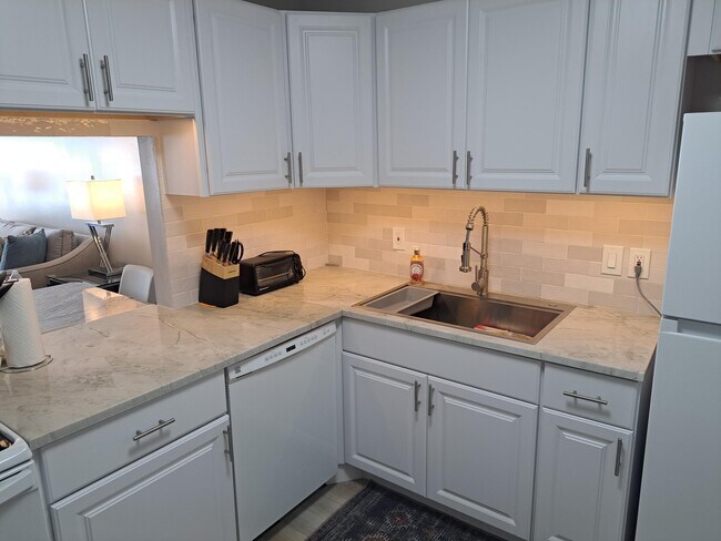 Building Photo - 1502 S Lakeside Dr