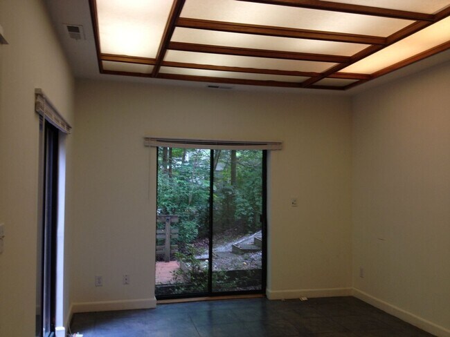 Building Photo - 1 Bed Apartment super close to UNC campus!  Quiet neighborhood & feels like living in a Tree House!