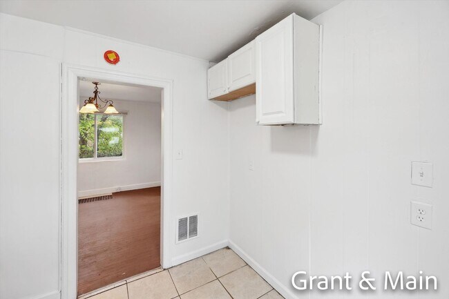 Building Photo - $1250 3 bedroom bungalow