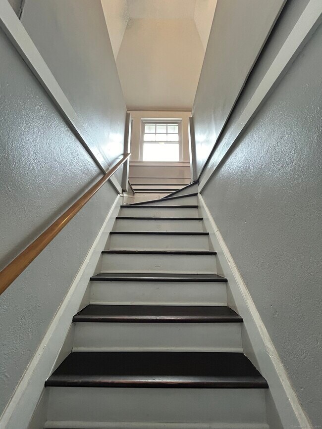 Building Photo - 647 E Main St