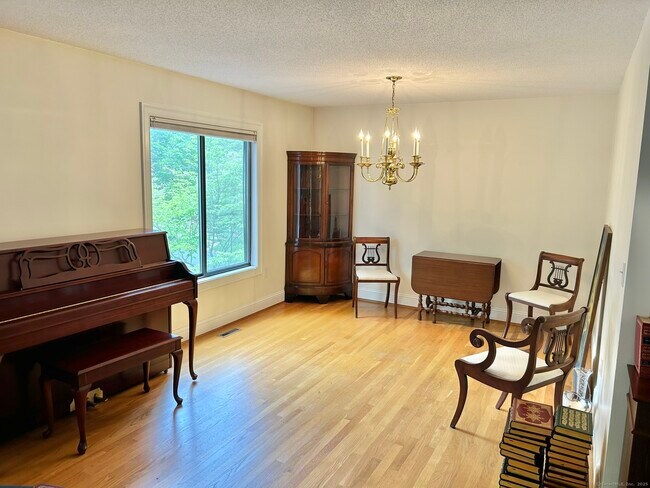 Building Photo - 17 Ashford Dr