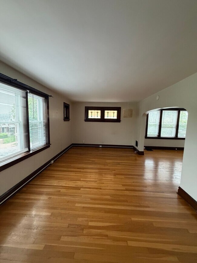 Building Photo - Move in ready