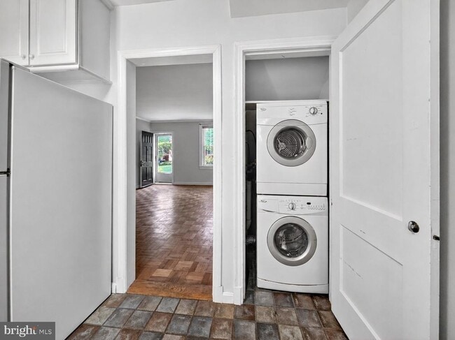 Building Photo - 1030 S Barton St