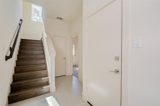 Building Photo - 4811 Martin Oaks Ln