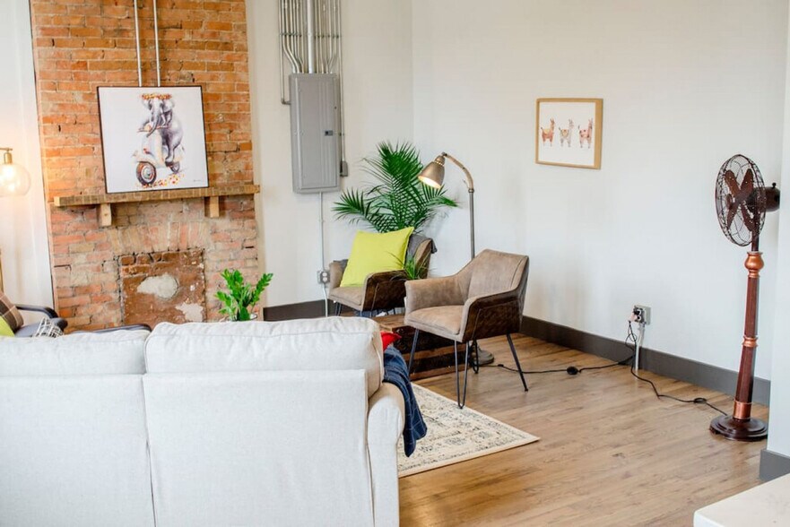 Building Photo - 1424 Pleasant St