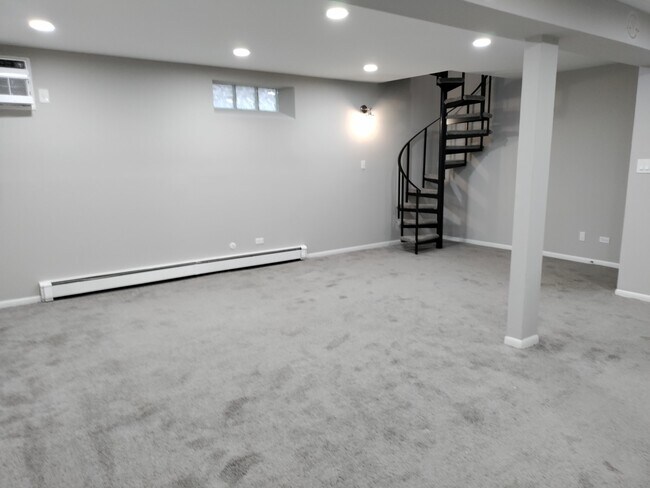 Building Photo - 1446 Carriage Ln