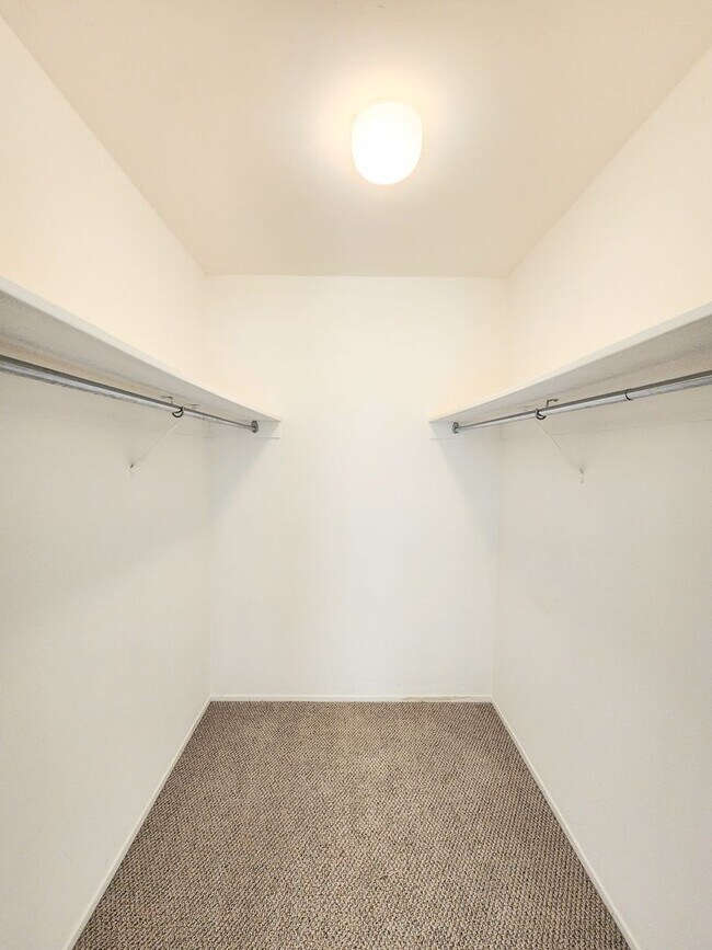 Building Photo - Woodlake two bed, 2 bath