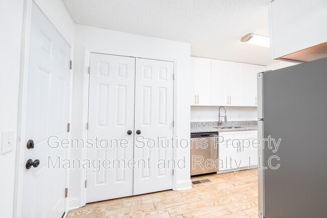 Building Photo - 344 Kingview Dr