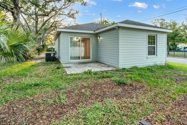 Building Photo - Charming Bungalow Across from Love Park – ...