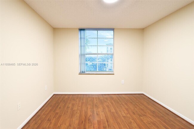 Building Photo - 520 SE 5 Ave