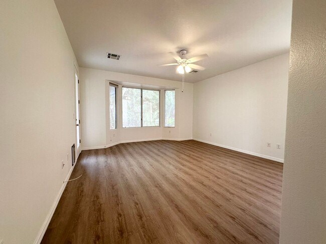 Building Photo - 4684 Riva De Romanza St