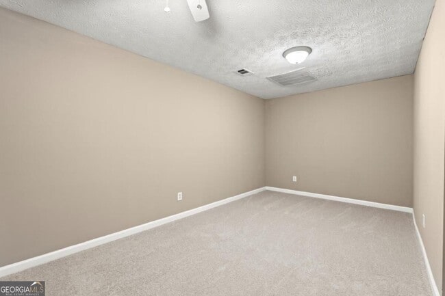 Building Photo - 16 Valleyside Dr