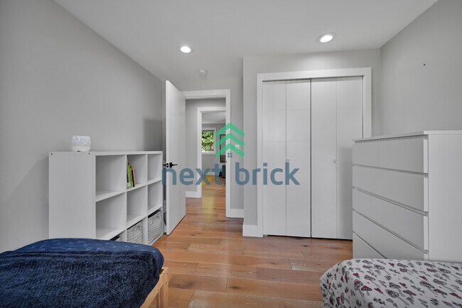 Building Photo - "Spacious 4-Bedroom Retreat with 3 Baths in the Heart of Kirkland – 2,480 Sq. Ft. of Pure Comfort!"