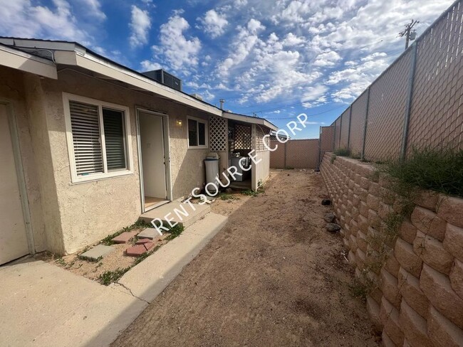 Building Photo - 2 Bedroom Duplex For Rent in Barstow