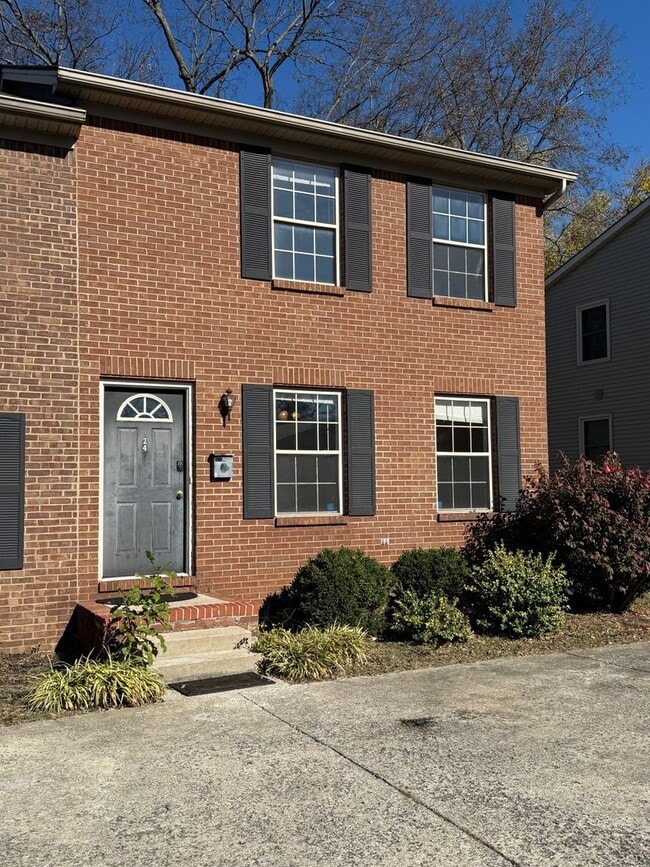 Building Photo - 2 bedroom 1.5 bath townhouse
