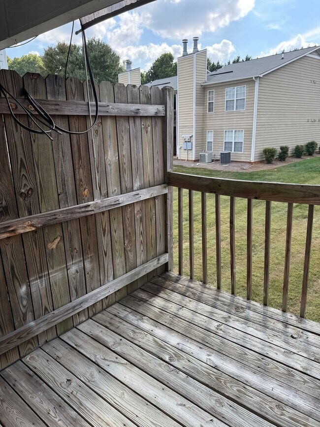 Building Photo - Spacious 2BR unit convenient to Guilford C...