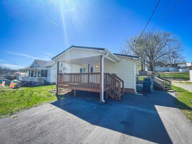 Building Photo - 1206 Golf St