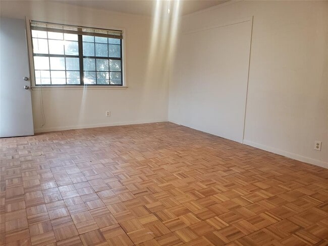 Building Photo - 609 Bissonet Ln