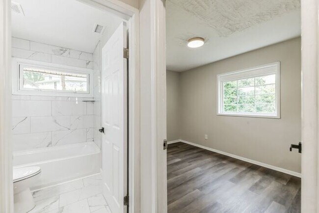 Building Photo - 9302 Holbrook Dr