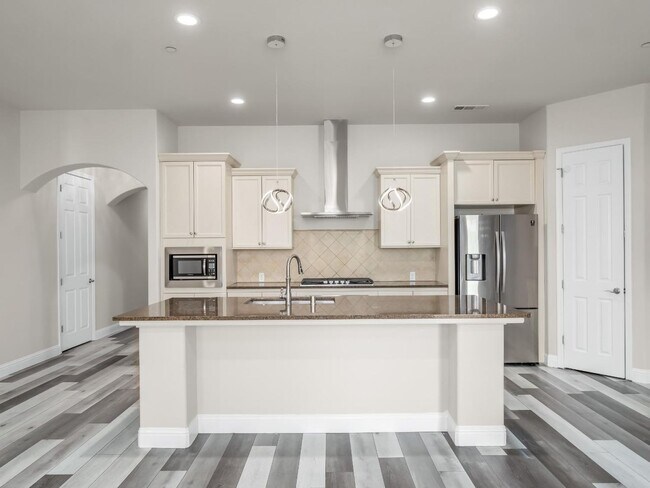 Building Photo - Beautifully Updated 4 Bedroom, 2.5 Bath in North Fresno