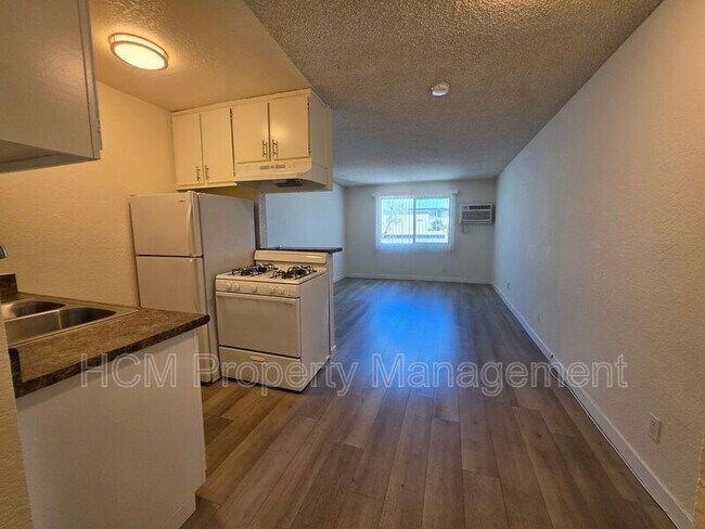 Building Photo - 9216 Van Nuys Blvd