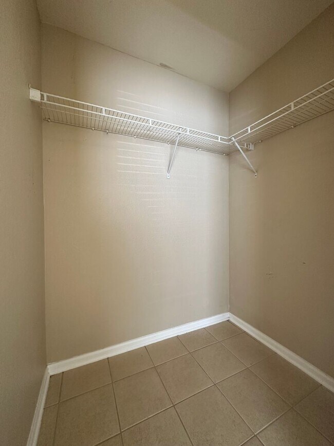 Building Photo - Spacious Ground Floor 3B/2B Unfurnished Condo Near the Beach in the Heart of Destin!