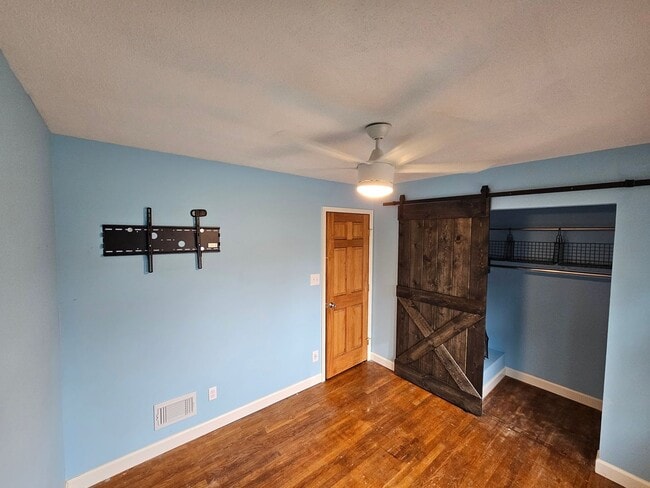 Building Photo - 621 William St