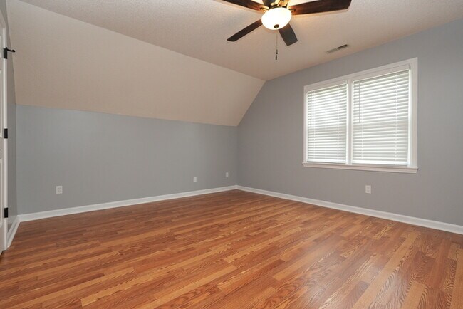 Building Photo - Charming 3-Bedroom, 2-Bathroom Home Perfec...
