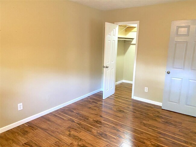Building Photo - 25419 Glen Loch Dr