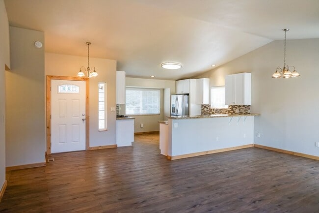 Building Photo - Three Bedroom Home in Hayden
