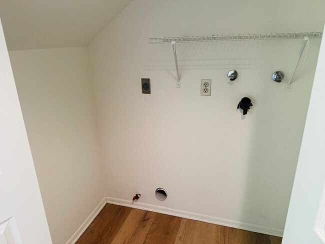 Building Photo - Palm Colony End Unit | Resort Living Included!