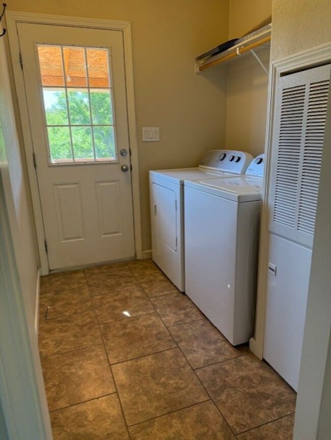 Building Photo - 2 Bed 2 Bath in the wonderful Community of...
