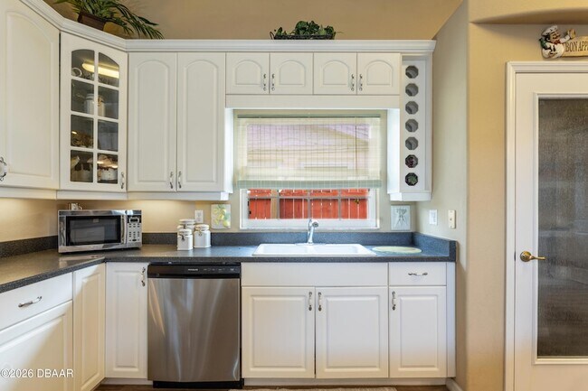 Building Photo - 497 Grandview Ave