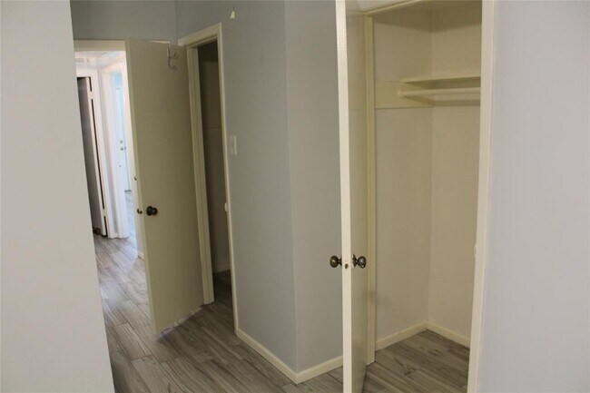 Building Photo - 1016 W Tri Oaks Ln