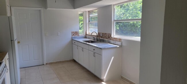 Building Photo - 1502 SE Hearne Ct