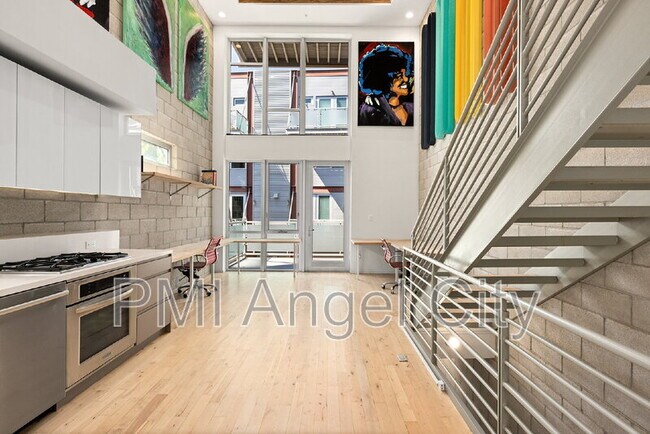 Building Photo - 3450 Cahuenga Blvd W
