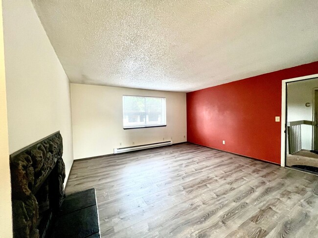 Building Photo - Upper-Floor Unit in Fourplex near Tacoma Mall