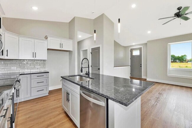 Building Photo - 5424 W 42nd St S