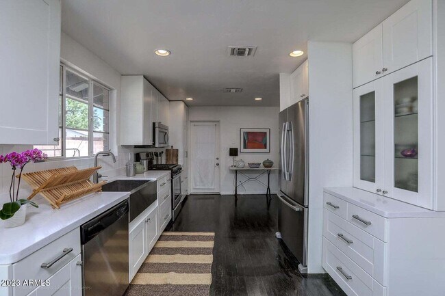 Building Photo - 1428 S Oakley Pl