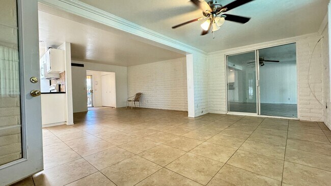 Building Photo - Eastside (Kolb and Stella) 5 bedroom house with a pool and large yard!