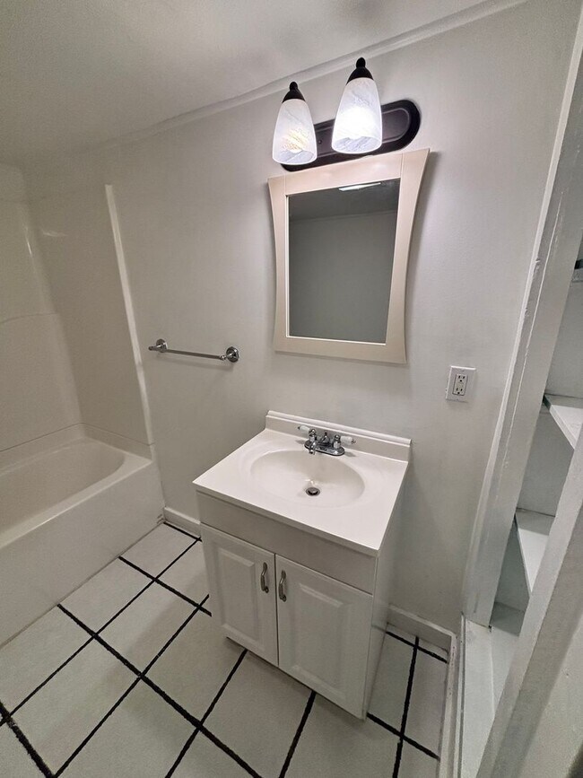 Building Photo - 2337 E 5th Ave