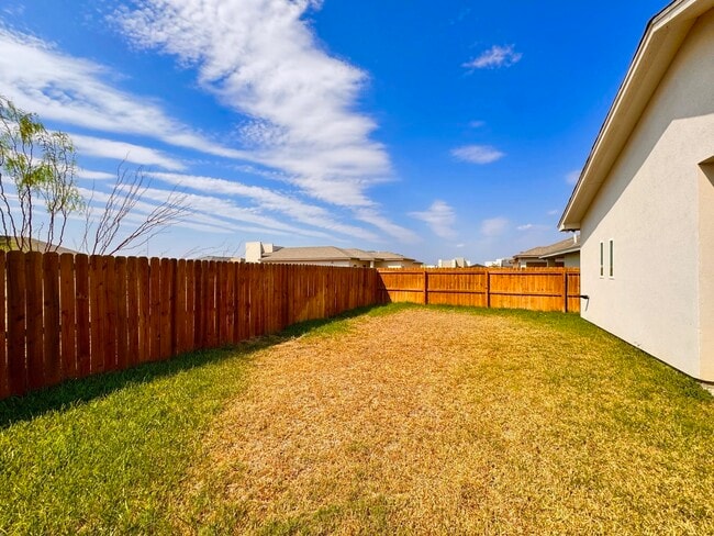 Building Photo - 1426 Los Estribos Dr