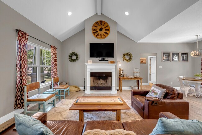 Building Photo - 113 Winding Oak Dr