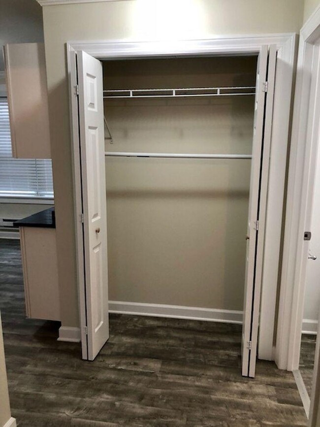 Building Photo - 1 bedroom in Chicago IL 60657