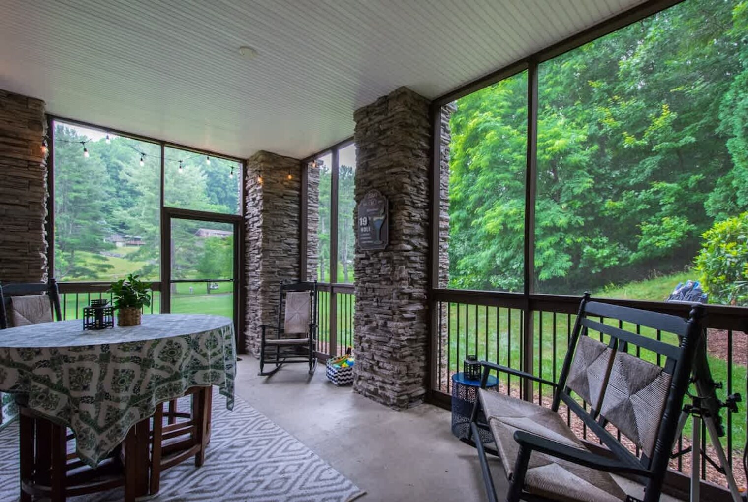 Building Photo - 1560 Country Club Dr