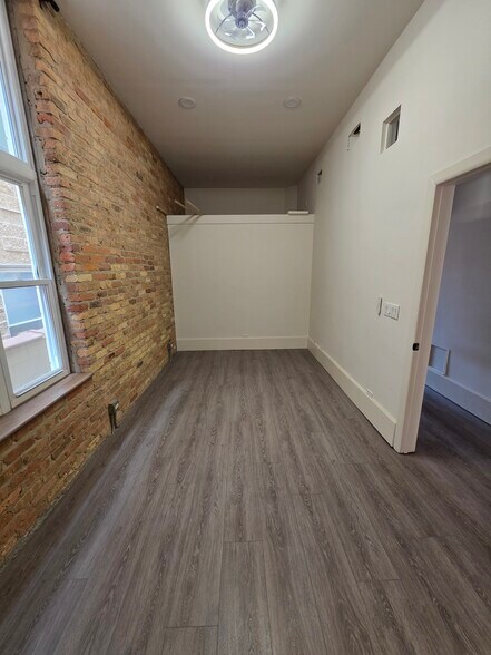 Building Photo - 1549 N Milwaukee Ave