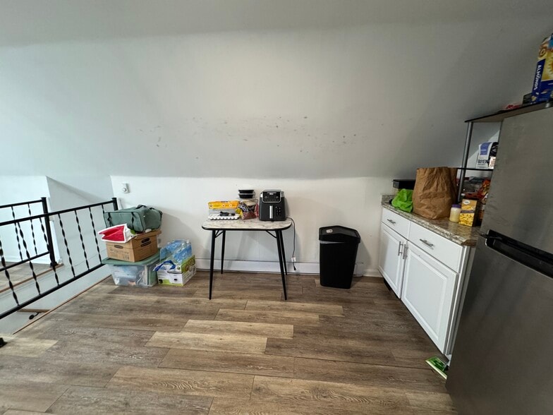 Building Photo - 75 Pinkert St