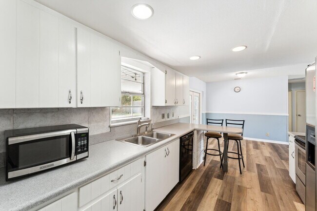 Building Photo - 4194 Honeysuckle Ave